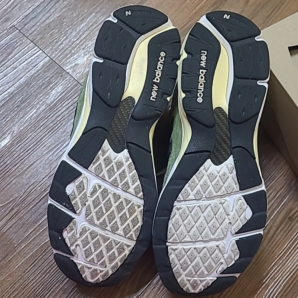 New Balance Men's Olive and‎ Black Sneakers